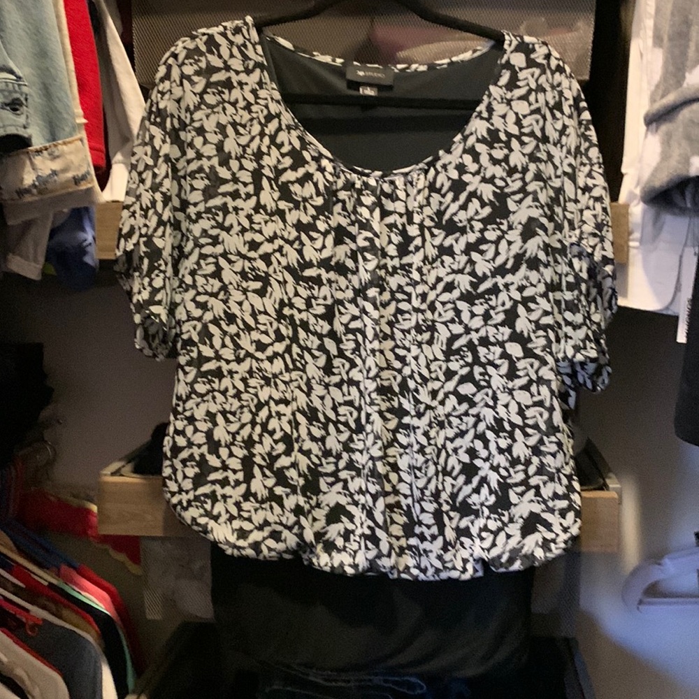 AB Studio blouse with banded waist. Size Large. Black and White.